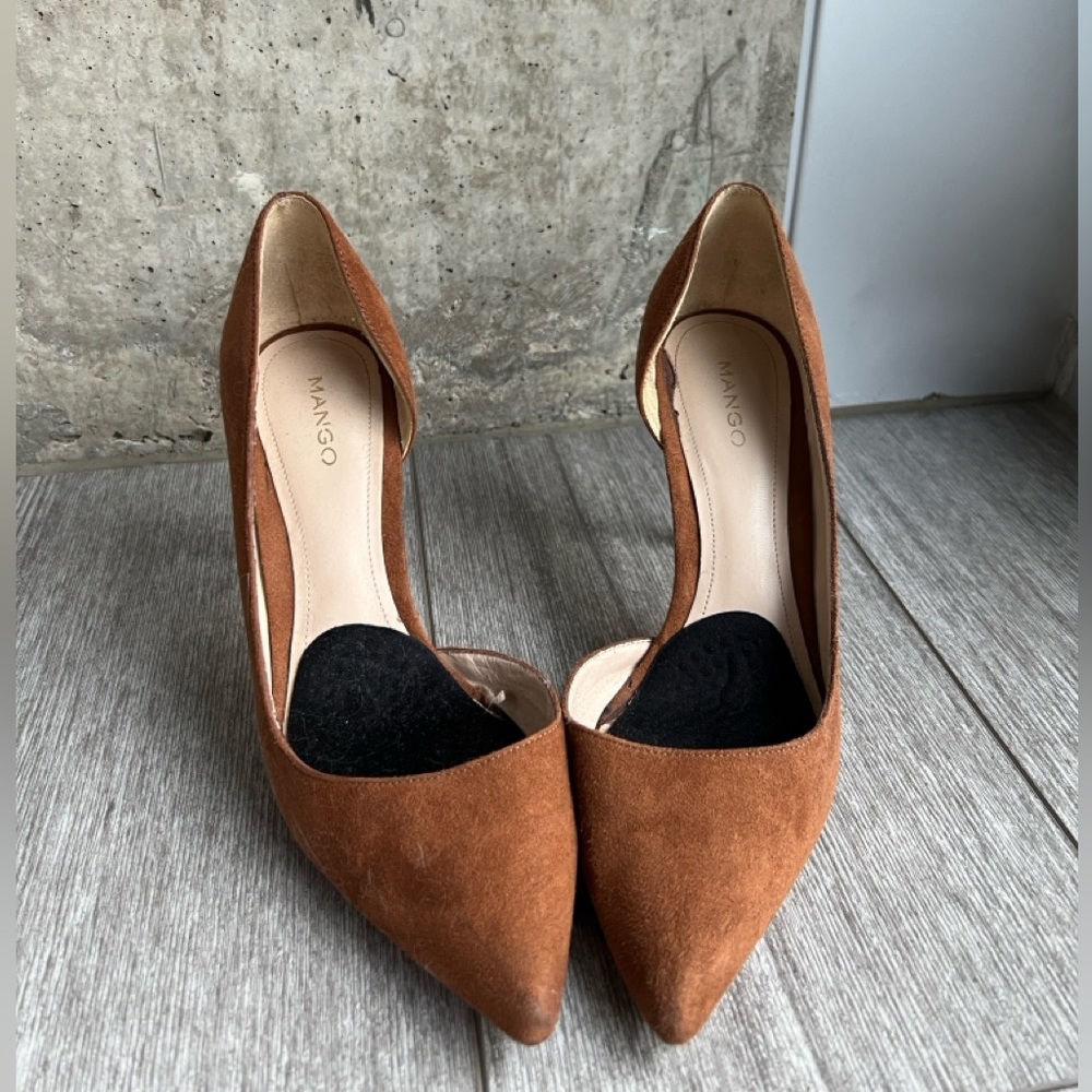 Asymmetrical heeled shoes